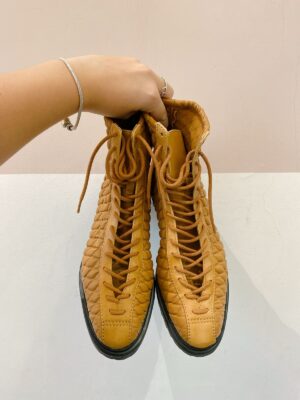 Bota caramelo matelassê Schutz 35