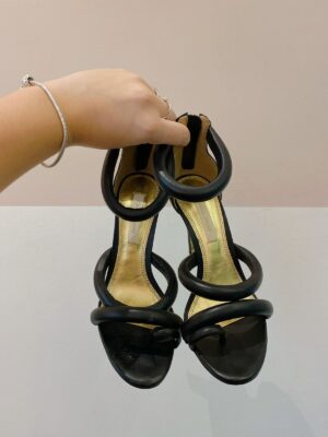 Sandália preta Carol Bassi 39