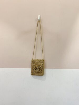 Bolsinha douradinha flor