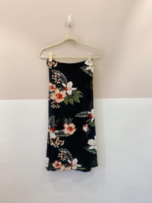 Saia midi canelada preta floral Farm M