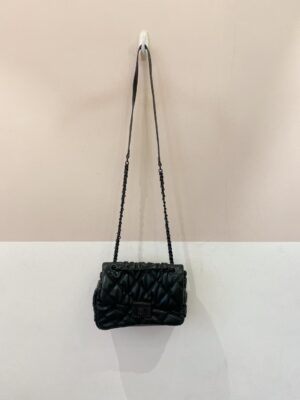 Bolsa preta matelassê Renner