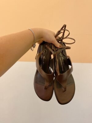 Sandália saltinho marrom amarração Luiza Barcelos + Thassia Naves 37