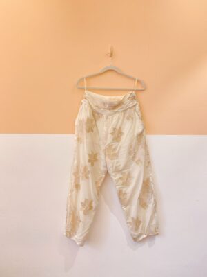 Calça off flores bordadas Cris Barros 40