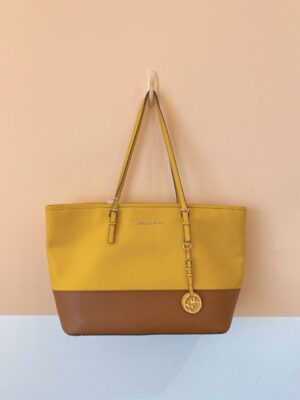 Bolsa amarela e marrom Michael Kors